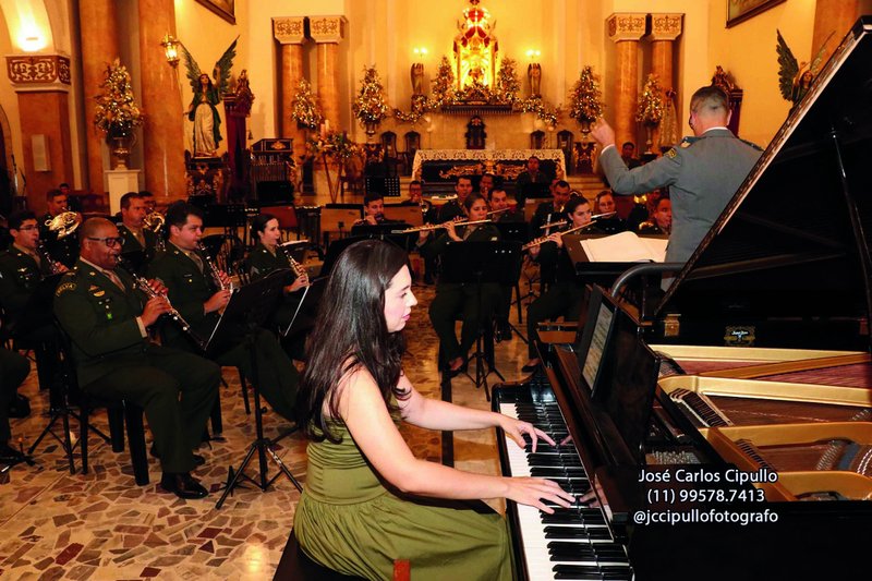Tatiane Costa ao piano